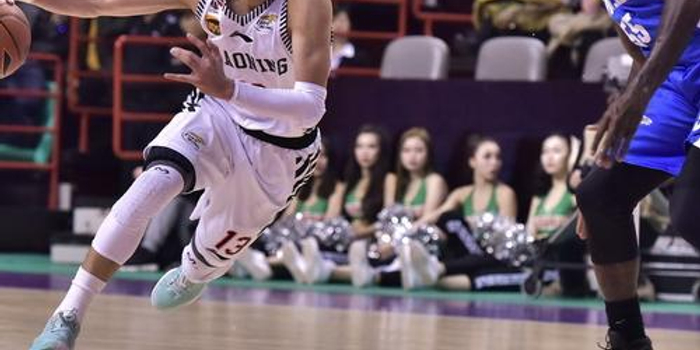 官方：塞维利亚后卫巴代与俱乐部续约至2029年6月